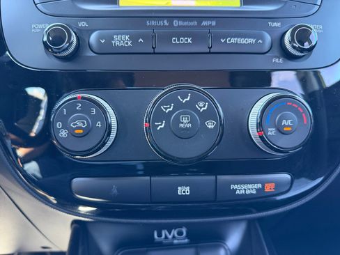 Used 2015 Kia Soul ! FWD image 11