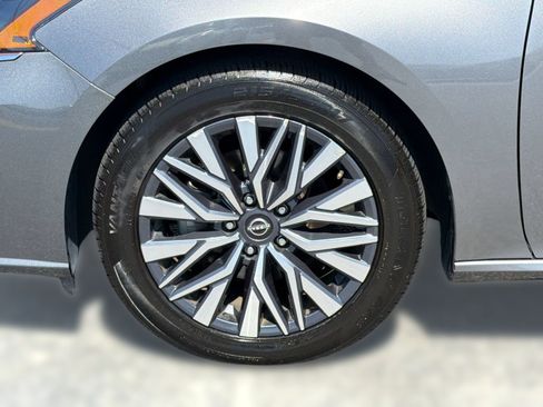 Used 2025 Nissan Altima 2.5 SV FWD image 13