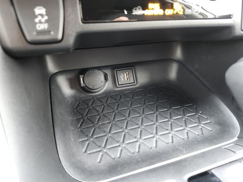 Used 2025 Toyota RAV4 LE AWD/4WD image 7