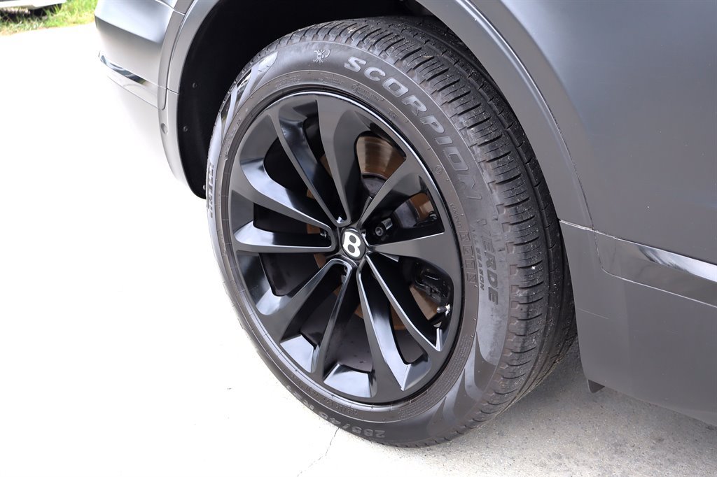 Used 2017 Bentley Bentayga AWD/4WD image 14