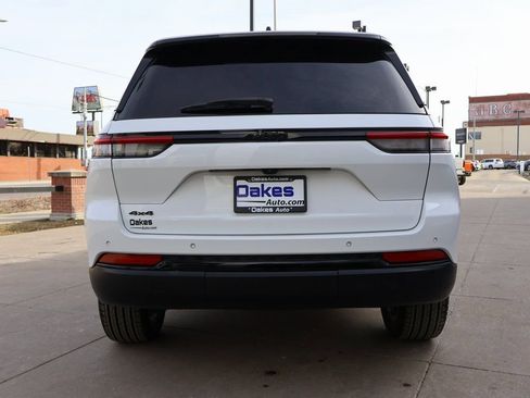 Used 2023 Jeep Grand Cherokee Altitude image 48