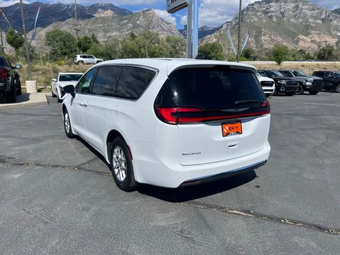 Used 2024 Chrysler Pacifica Touring-L FWD image 11