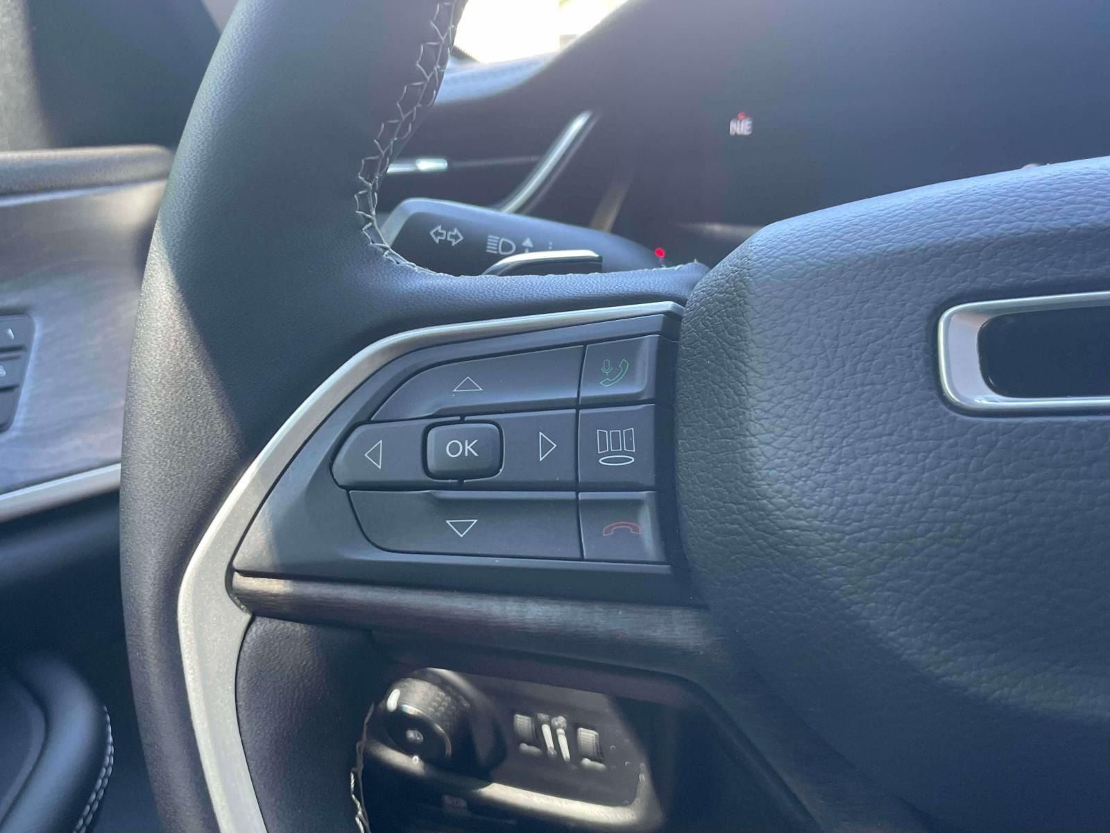 Used 2023 Jeep Grand Cherokee Limited AWD/4WD image 21