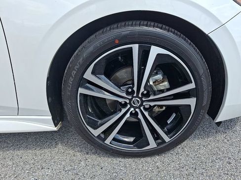 Used 2022 Nissan Sentra SR w/ SR Premium Package FWD image 9