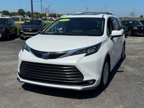 Used 2025 Toyota Sienna XLE w/ XLE Plus Package AWD/4WD image 2