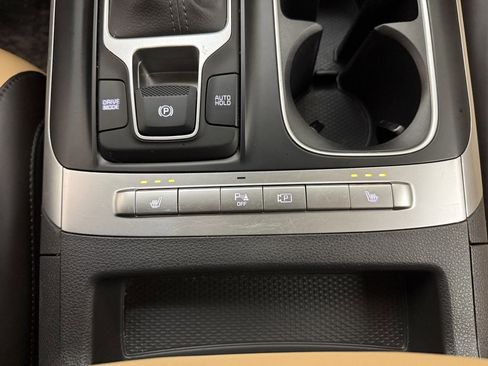 Used 2024 Kia Carnival LX image 17