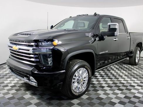 Used 2023 Chevrolet Silverado 2500 High Country w/ Safety Package II image 4