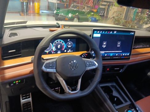 Used 2025 Volkswagen Tiguan SEL R-Line AWD/4WD image 4