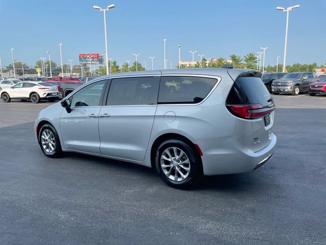 Used 2026 Chrysler Pacifica Limited FWD image 3