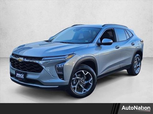 Used 2025 Chevrolet Trax LT FWD image 1