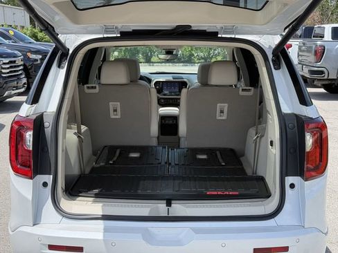 Used 2023 GMC Acadia Denali w/ Denali Ultimate Package FWD image 12