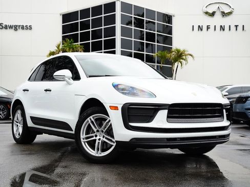 Used 2022 Porsche Macan AWD/4WD image 1
