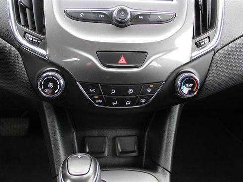 Used 2017 Chevrolet Cruze LT image 12