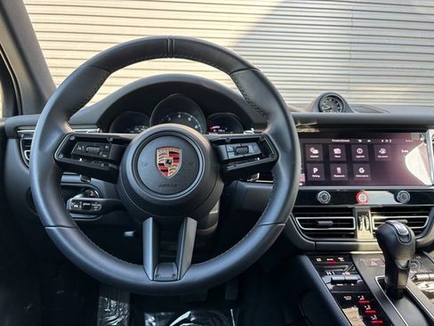 Certified 2025 Porsche Macan image 14