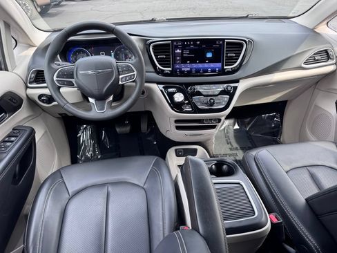 Used 2023 Chrysler Pacifica Touring-L FWD image 5