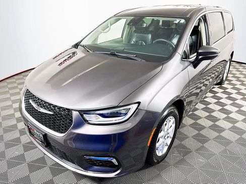 Used 2023 Chrysler Pacifica Touring-L FWD image 3
