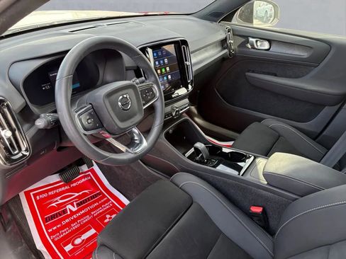 Used 2023 Volvo XC40 Recharge Plus image 13