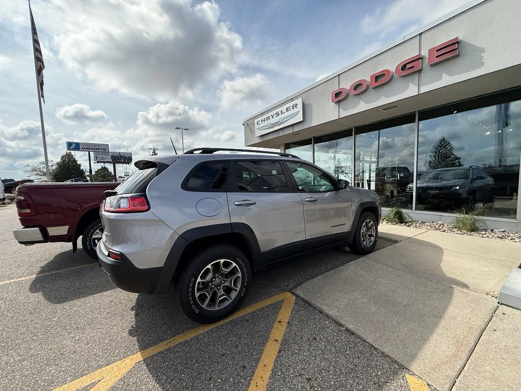 Used 2021 Jeep Cherokee Trailhawk AWD/4WD image 2