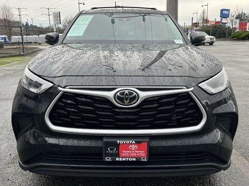 Certified 2023 Toyota Highlander L image 2