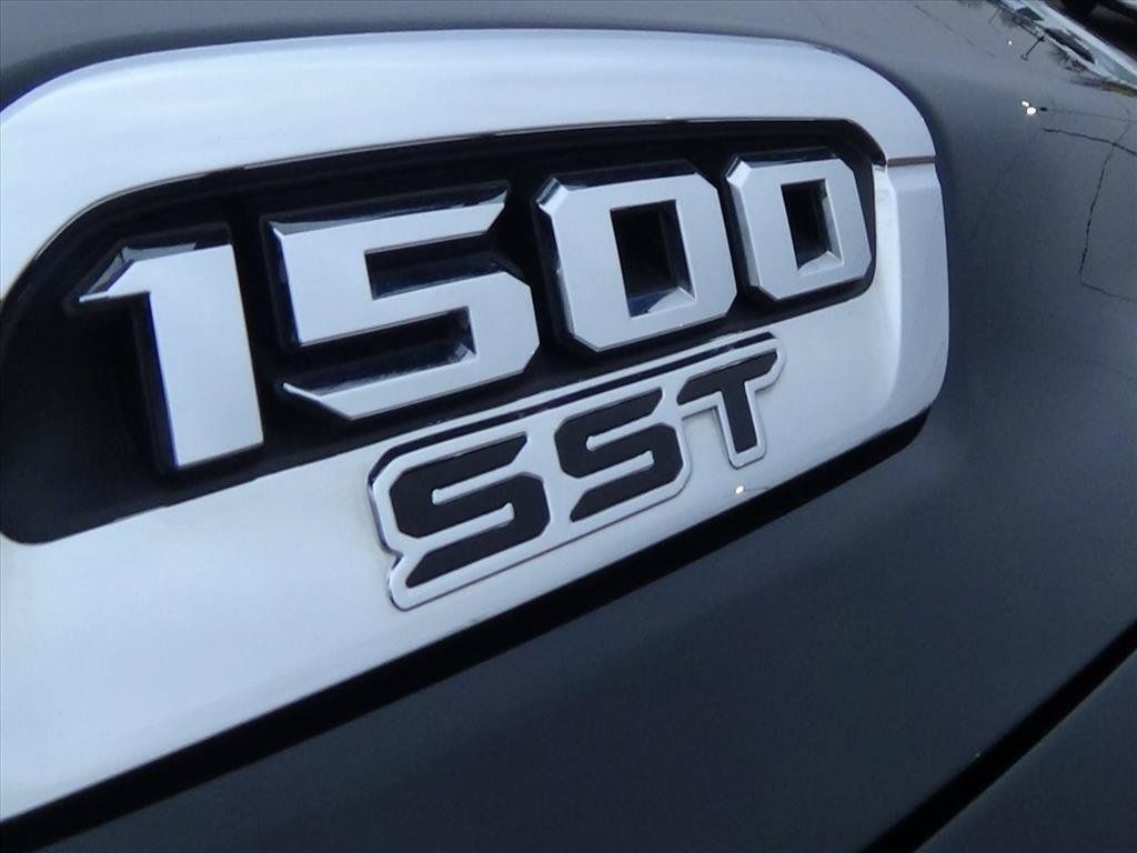 Used 2025 RAM 1500 Laramie AWD/4WD image 15