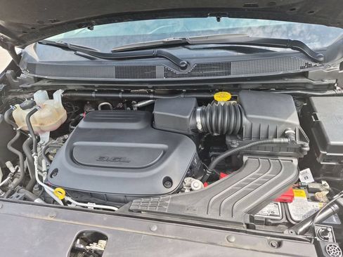 Used 2024 Chrysler Pacifica Touring-L FWD image 37