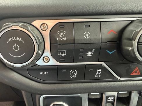 Used 2025 Jeep Wrangler Unlimited Sahara w/ Technology Group AWD/4WD image 30