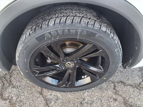 Used 2023 Volkswagen Tiguan SE R-Line image 44
