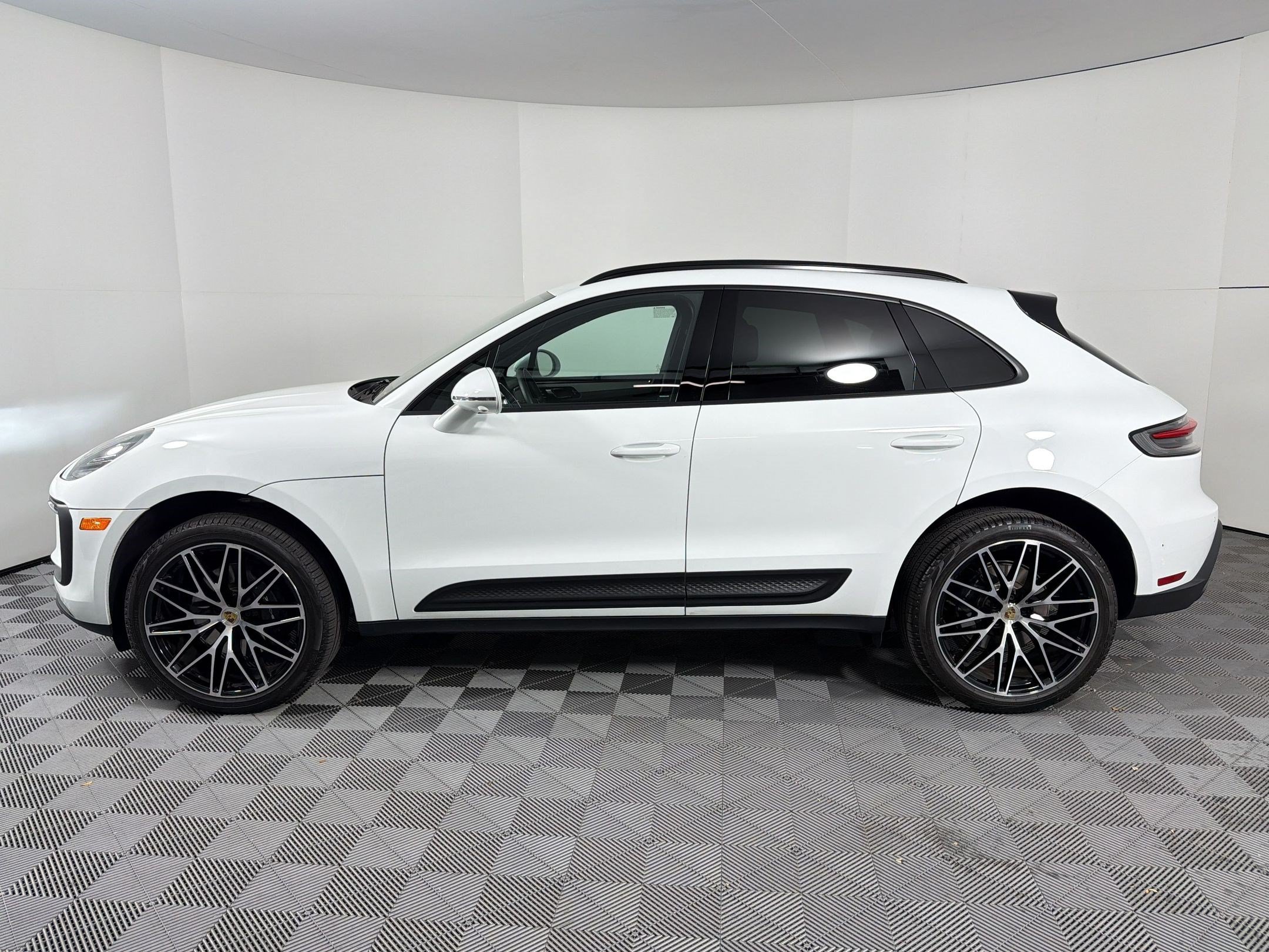 Certified 2026 Porsche Macan AWD/4WD image 2