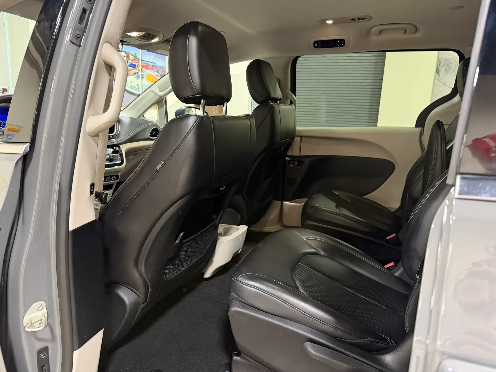 Used 2023 Chrysler Pacifica Touring-L FWD image 33