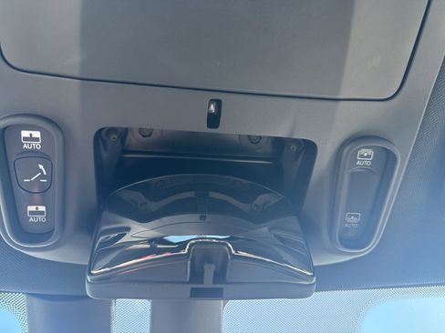Used 2019 Chrysler Pacifica Touring-L FWD image 16
