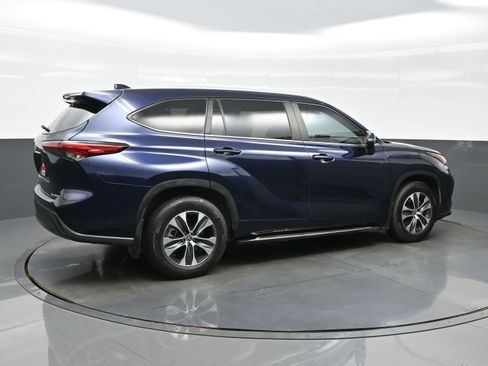 Used 2023 Toyota Highlander XLE AWD/4WD image 6