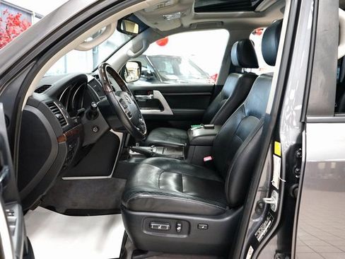Used 2013 Toyota Land Cruiser image 32