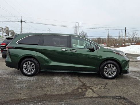 Used 2025 Toyota Sienna XLE image 27