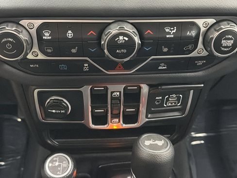 Used 2025 Jeep Wrangler Unlimited Sahara AWD/4WD image 22
