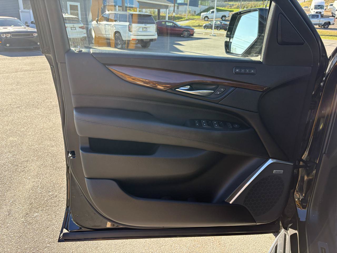 Used 2018 Cadillac Escalade ESV Luxury AWD/4WD image 13