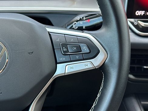 Used 2025 Volkswagen Tiguan SE FWD image 32