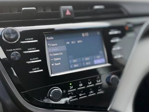 Used 2018 Toyota Camry LE FWD image 11