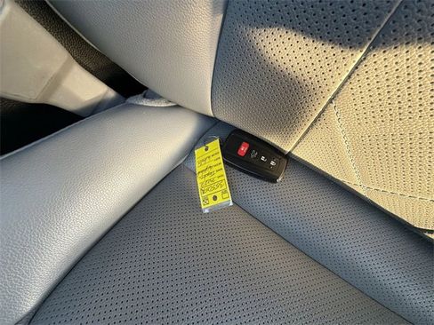 Certified 2022 Toyota Highlander Platinum image 35