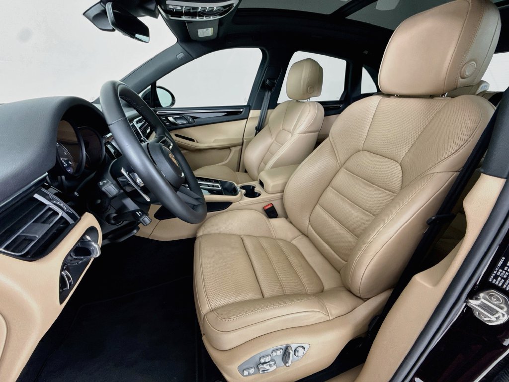 Certified 2025 Porsche Macan AWD/4WD image 5