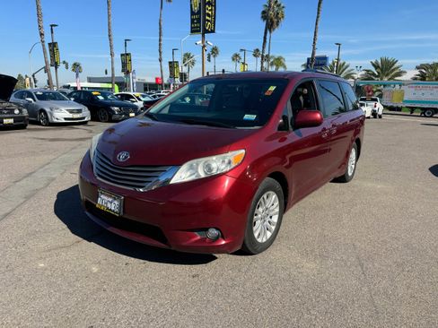 Used 2015 Toyota Sienna XLE Premium image 3