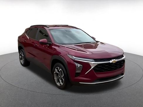 Used 2025 Chevrolet Trax LT FWD image 3