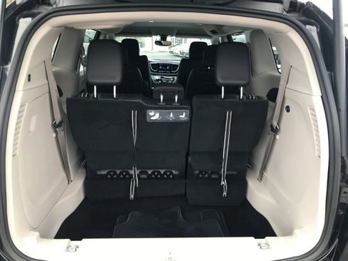 Used 2018 Chrysler Pacifica Touring-L image 34