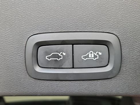 Used 2020 Volvo XC40 T5 Momentum w/ Protection Package Premier AWD/4WD image 11