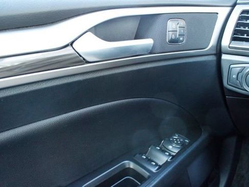 Used 2017 Ford Fusion SE w/ Fusion SE Technology Package FWD image 23