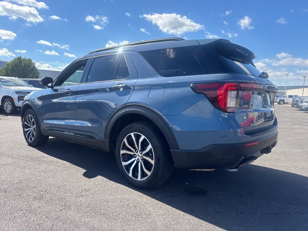 Used 2025 Ford Explorer ST-Line AWD/4WD image 4