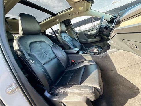 Used 2023 Volvo XC40 B5 Plus image 33