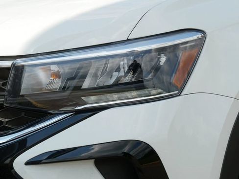 Certified 2022 Volkswagen Taos SE w/ IQ.Drive SE Package AWD/4WD image 10