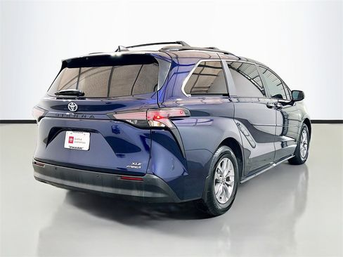 Used 2024 Toyota Sienna XLE image 4