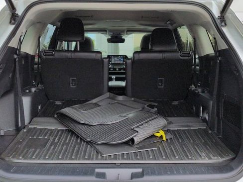Used 2022 Toyota Highlander XLE AWD/4WD image 17