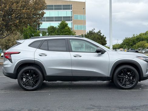 Used 2025 Chevrolet Trax ACTIV w/ Sunroof Package FWD image 3